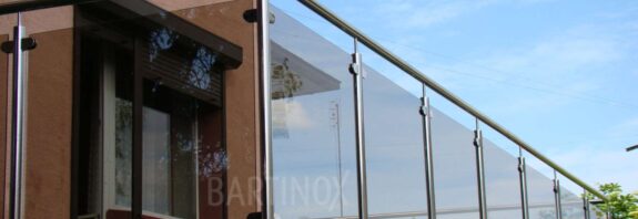 Balustrady nierdzewne w pasie nadmorskim